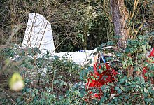 Kleinflugzeug stürzt in Garten - Alex Talash/dpa