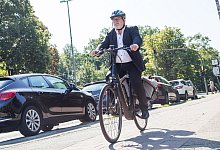 Mann auf Pedelec - Christin Klose/dpa-tmn