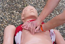 Herzdruckmassage an einer Puppe - Soeren Stache/dpa