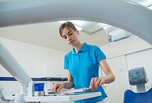 Auszubildende in einer Zahnarzt-Praxis - Christin Klose/dpa-tmn