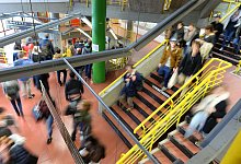 Studierende laufen durch das Treppenhaus einer Hochschule - Felix Kästle/dpa-tmn