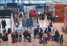 R&uuml;ckreiseverkehr am Flughafen - Foto: J&ouml;rg Carstensen/dpa/Archiv