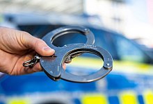 Handschellen - David Inderlied/dpa/Illustration