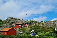 Holzh&auml;uschen auf Br&auml;nn&ouml; - -