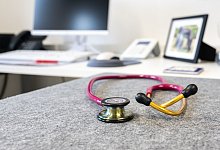 Ein Stethoskop liegt in einer Praxis - Benjamin Nolte/dpa-tmn