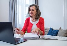 Eine ältere Frau arbeitet am Laptop. - Christin Klose/dpa-tmn