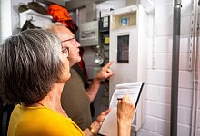 Ein Paar steht vor einem Stromz&auml;hler - Benjamin Nolte/dpa-tmn