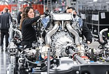 Mitarbeiter im Merecdes-Benz-Werk - Bernd Weißbrod/dpa