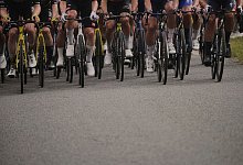 Freche Radsportler kürzen ab und verstecken sich hinter Auto - Thibault Camus/AP/dpa