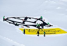 Greenpeace-Aktion auf Gletscher - Foto: Sven Hoppe/dpa