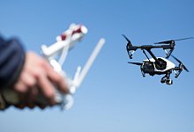 Multicopter in der Luft - Foto: Florian Schuh/dpa-tmn