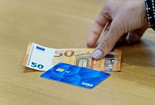 Bezahlkarte für Geflüchtete - Andreas Arnold/dpa