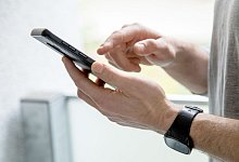 Mann tippt auf einem Smartphone - Christin Klose/dpa-tmn