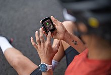 Ein Radfahrer mit einem Garmin GPS-Gerät - Garmin/dpa-tmn