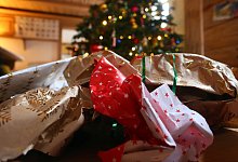 Geschenkpapier von ausgepackten Weihnachtsgeschenken - Karl-Josef Hildenbrand/dpa/dpa-tmn