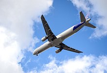 Ein Flugzeug am Himmel - Sina Schuldt/dpa/dpa-tmn