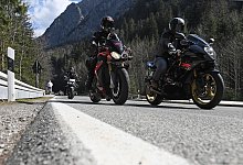 Motorradfahrer am Kesselberg - Angelika Warmuth/dpa