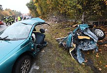 Frontalzusammenstoß: Der Mazda der 20-Jährigen wurde bei der Kollision in zwei Teile gerissen. - Marc Köppelmann