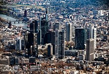 Das Bankenviertel in Frankfurt am Main (Symbolbild). Bundesbank und Bafin haben die Ertragslage und Widerstandsf&auml;higkeit der etwa 1300 Institute, die sie direkt beaufsichtigen, unter Stressbedingungen untersucht. - Uli Deck/dpa