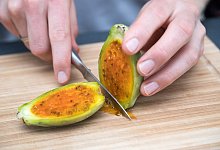 1. Frucht halbieren - Foto: Andrea Warnecke/dpa-tmn