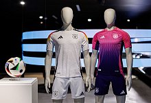 Adidas-Trikots - Daniel Karmann/dpa