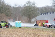 Ein Gro&szlig;aufgebot an Einsatzkr&auml;ften war an der Br&uuml;ckenstra&szlig;e in Lashorst im Einsatz. Im Stall wurde Gefl&uuml;gel gekeult. - Joern Spreen-Ledebur
