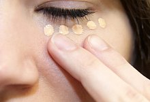 Make-Up f&uuml;r die Augen - Foto: dpa