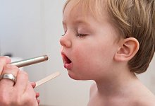 Junge beim Kinderarzt - Christin Klose/dpa-tmn