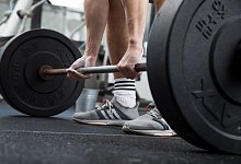 Ein Mann hebt Gewichte - Christin Klose/dpa-tmn