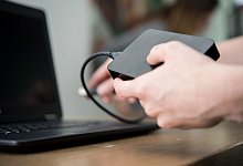 Externe Festplatte - Foto: Henrik Josef Boerger/dpa-tmn