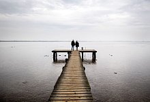Ein Paar auf einem Holzsteg - Hauke-Christian Dittrich/dpa/dpa-tmn