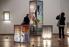 Besucher einer Kunstausstellung - Foto: Marius Becker