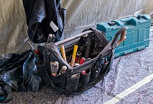 Werkzeugkoffer steht auf einer Baustelle - Laura Ludwig/dpa-tmn