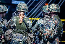 Soldaten sichern die Verladung von Leopard-2-Kampfpanzern - Jens Büttner/dpa