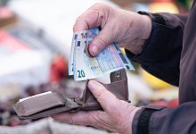 Geld im Portemonnaie - Sebastian Kahnert/dpa