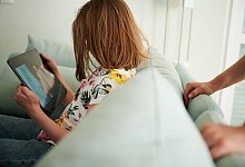 Ein Kind nutzt ein Tablet - Annette Riedl/dpa/dpa-tmn