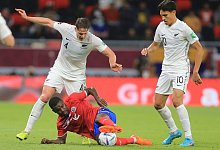 Neuseelands Mamdo Pijnaker (oben) und Costa Ricas Joel Campbell k&auml;mpfen um den Ball. - Hussein Sayed/AP/dpa