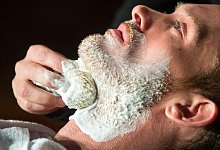 Ein Mann wird rasiert - Daniel Karmann/dpa/dpa-tmn