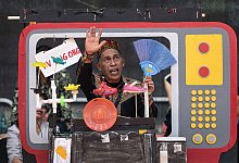 Performance von lumbung-Künstler Agus Nur Amal Pmtoh bei der Pressekonferenz im Auestadion. - Swen Pförtner/dpa