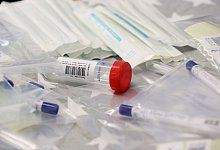 Coronatests in Kitas k&uuml;nftig mit Nasen-Tupfer - Roland Weihrauch/dpa/Symbolbild