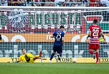 Herthas Marco Richter (M) trifft zum 2:0 gegen Augsburgs Torwart Rafal Gikiewicz (l). - Tom Weller/dpa