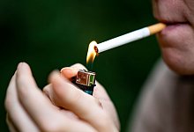 Wenn sie im Stress sind, greifen Raucher oft und gern zur Zigarette. - Fabian Sommer/dpa