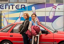 Die Gerichtsvollzieherin Billy Kuckuck (Aglaia Szyskowitz, l) und Schuldnerin Jule Hellwig (Anja Knauer), die in ihrem Auto wohnt. - Jakob Schnetz/SWR/FFP New Media GmbH/ARD/dpa