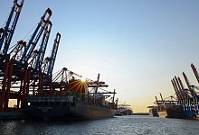 Containerumschlag im Hafen Hamburg - Christian Charisius/dpa