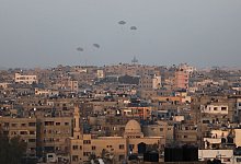 USA werfen Hilfsgüter über dem Gazastreifen ab - Mohammed Hajjar/AP/dpa