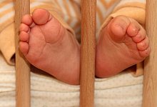 Baby im Kinderbett - Foto: Lars Halbauer