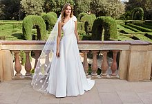 Minimalistisches Kleid mit Schleppe mit 3D-Blüten - Lilly/dpa-tmn