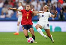 Spaniens Aitana Bonmati (l) und die Engl&auml;nderin Georgia Stanway k&auml;mpfen um den Ball. - Adam Davy/PA Wire/dpa