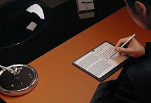 Zum Themendienst-Bericht von 29. Juni 2022: Legt sich bei Bedarf natürlich auch quer: Huaweis Matepad Paper im Büroeinsatz. - Huawei/dpa-tmn