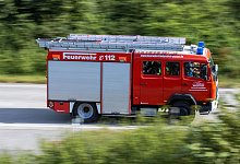 Ein L&ouml;schfahrzeug der Feuerwehr f&auml;hrt zu einem Einsatz - Jens B&uuml;ttner/dpa-Zentralbild/dpa/Symbolbild